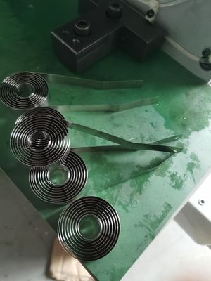 آلة تشكيل الزنبرك باستخدام الحاسب الآلي 5.5KW اختيارية وأنظمة فك اللفافة 200 كجم